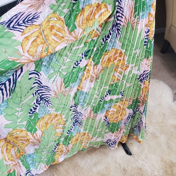 PLEATED FLORAL MAXI DRESS - Picture 5 of 7